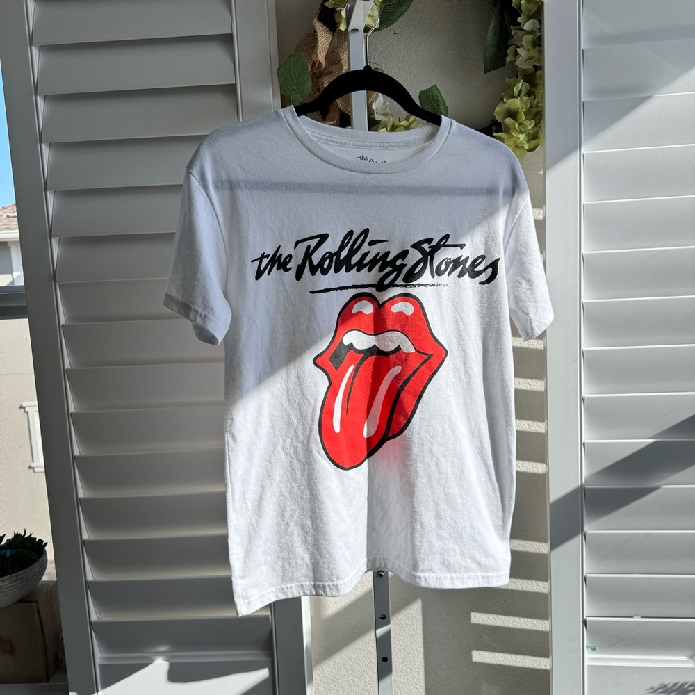 Graphic tee. Size M